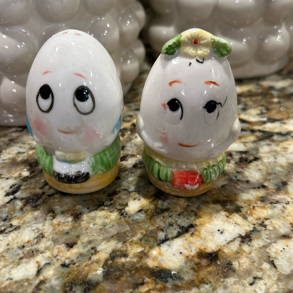 Vintage Lefton Mr & Mrs Humpty Dumpty Anthropomorphic salt and pepper shakers.